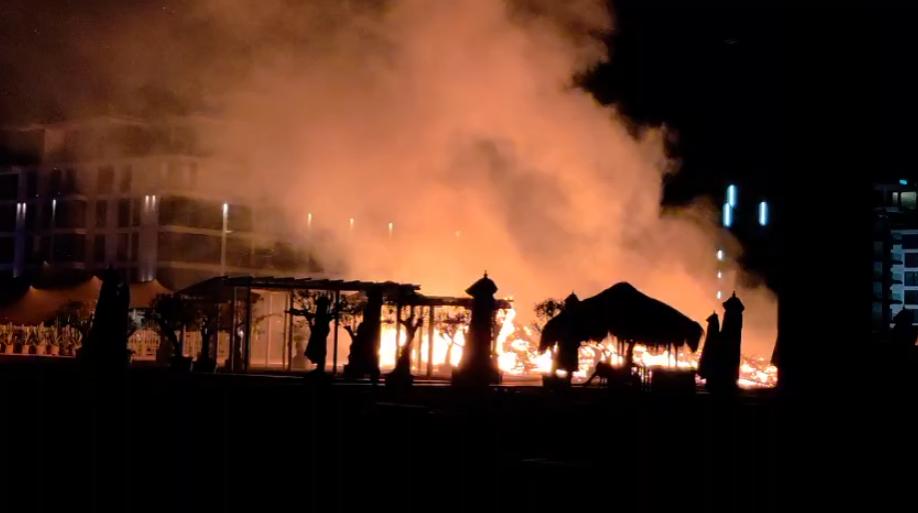 Incendiu puternic pe plaja H2O din Mamaia. Două beach-baruri s-au făcut scrum 1083390