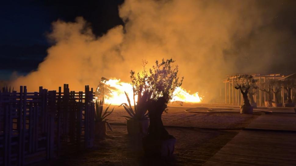 Incendiu puternic pe plaja H2O din Mamaia. Două beach-baruri s-au făcut scrum 1083392