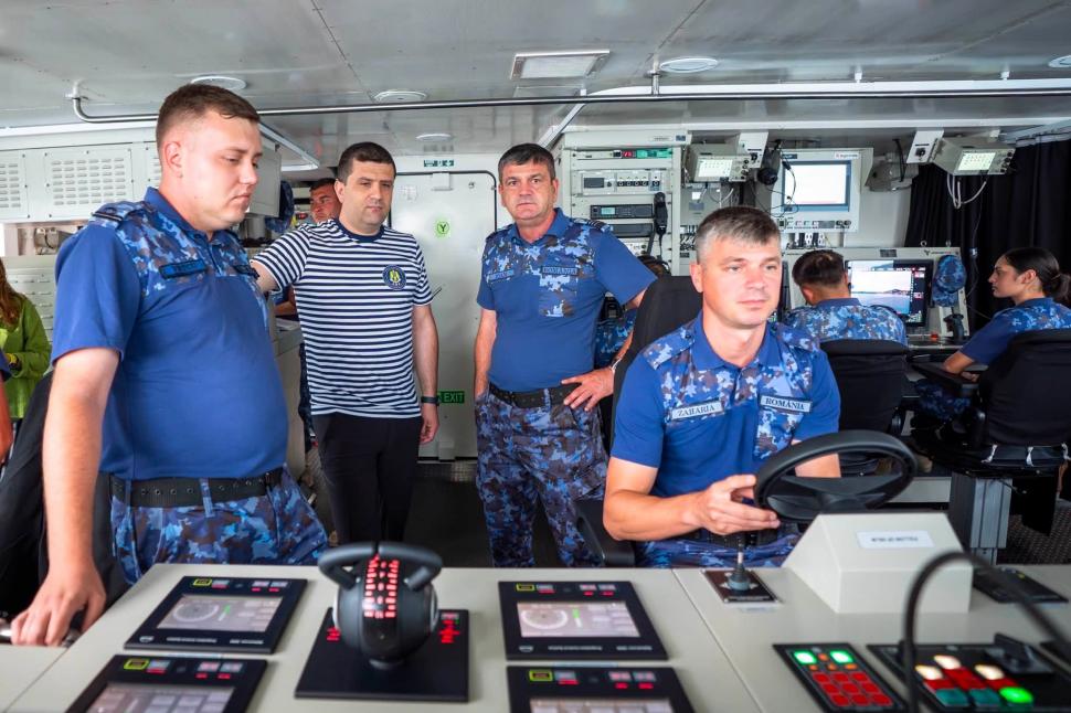 Miruţă se întoarce de la Summit-ul NATO cu corveta cumpărată din Turcia: "E trist că militarii noştri pun mâna rar pe o aşa navă" 1083679