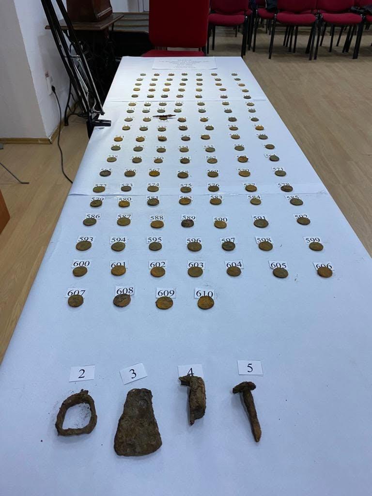 Un constănțean a crezut că a dat lovitura când a descoperit un tezaur vechi de 2.000 de ani. Dar așteaptă și după 3 ani recompensa 1083478