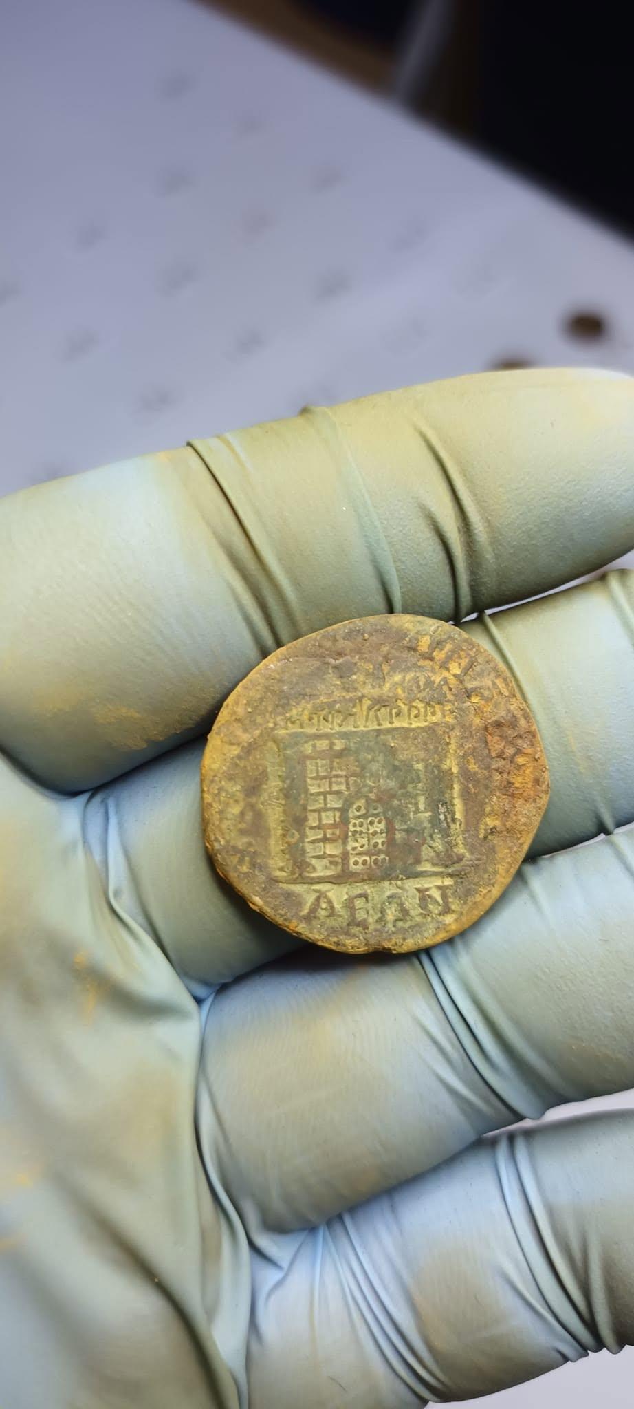 Un constănțean a crezut că a dat lovitura când a descoperit un tezaur vechi de 2.000 de ani. Dar așteaptă și după 3 ani recompensa 1083483