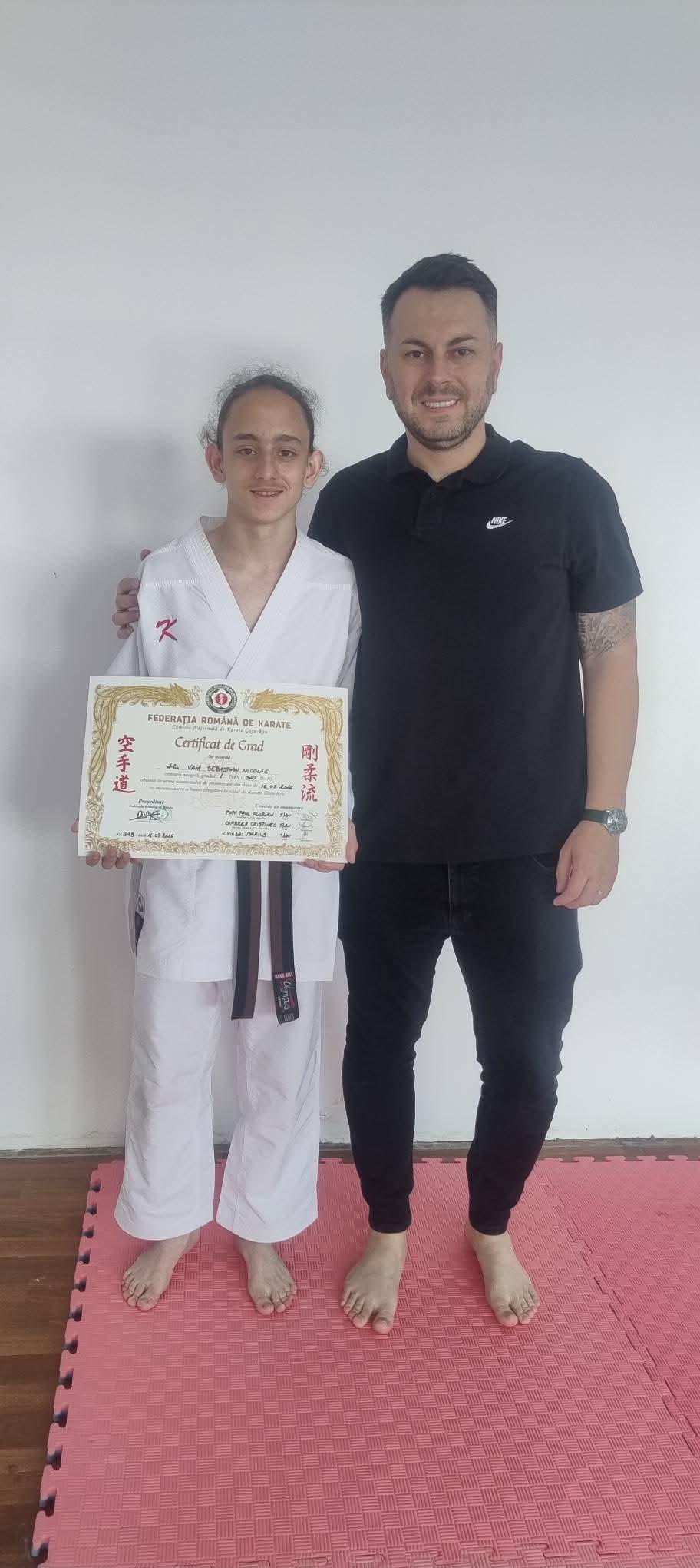 Copilul care a scris o ecuație la 4 ani pe o mașinuță de gunoi. Acum e olimpic, are IQ 200 și își face singur muzica vieții 1083846