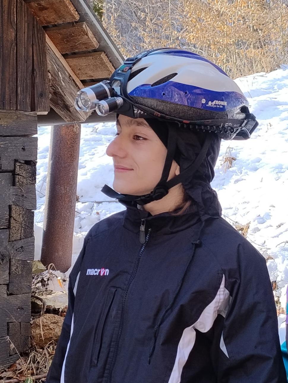Copilul care a scris o ecuație la 4 ani pe o mașinuță de gunoi. Acum e olimpic, are IQ 200 și își face singur muzica vieții 1083848