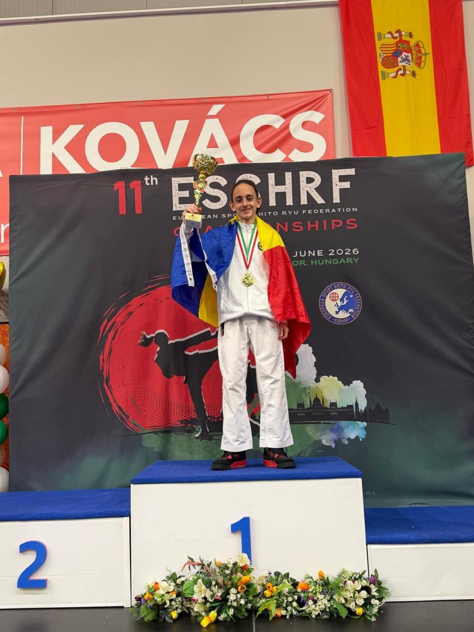 Copilul care a scris o ecuație la 4 ani pe o mașinuță de gunoi. Acum e olimpic, are IQ 200 și își face singur muzica vieții 1083849