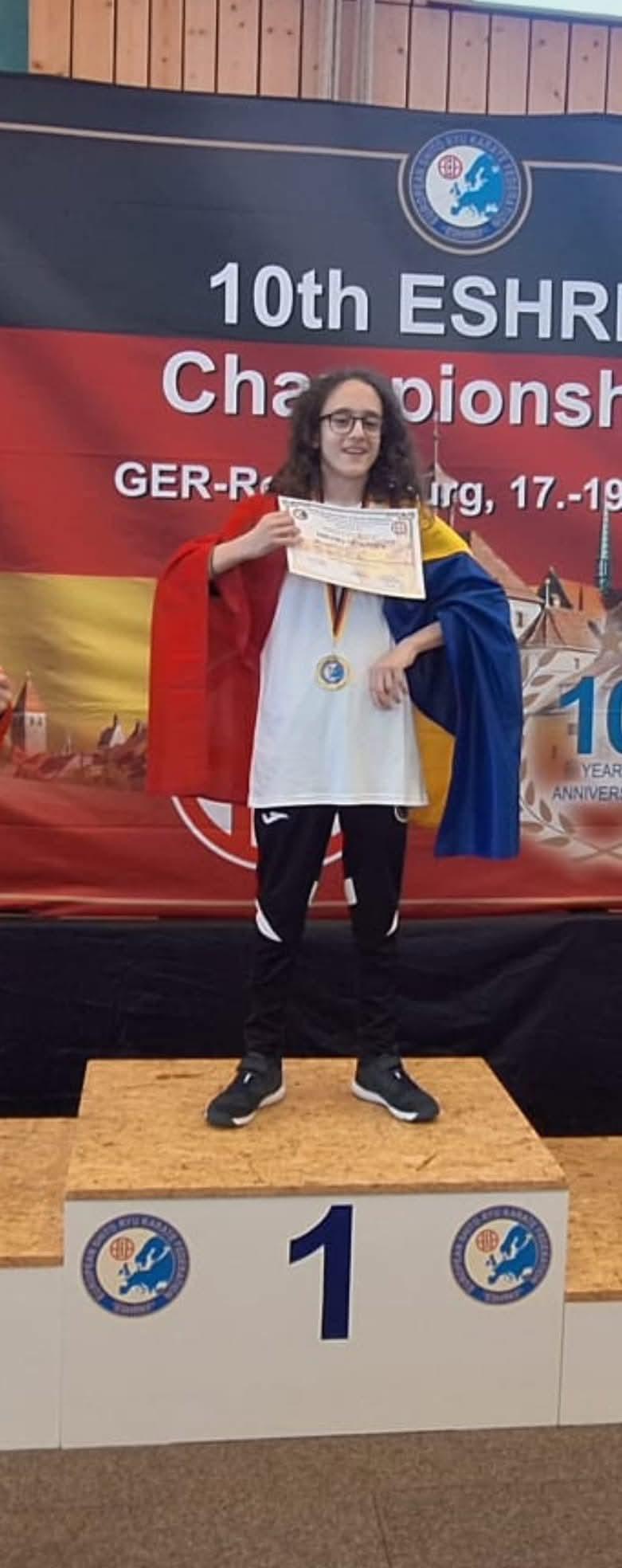 Copilul care a scris o ecuație la 4 ani pe o mașinuță de gunoi. Acum e olimpic, are IQ 200 și își face singur muzica vieții 1083859
