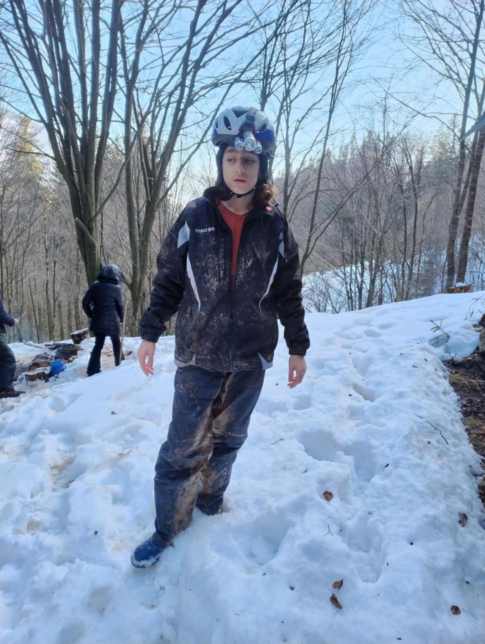 Copilul care a scris o ecuație la 4 ani pe o mașinuță de gunoi. Acum e olimpic, are IQ 200 și își face singur muzica vieții 1083860
