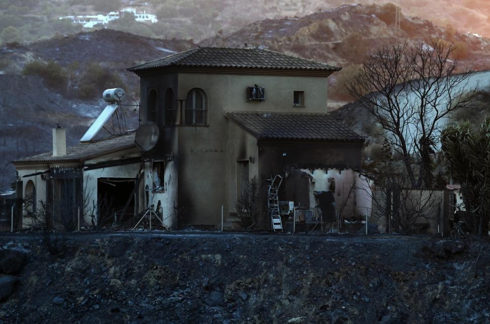 „Era ca un nor uriaș de fum în formă de ciupercă, de parcă a explodat o bombă”. Mărturii din infernul din Spania: 12 oameni au murit 1084048