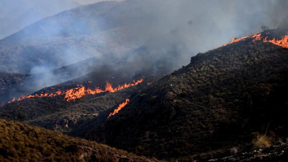 „Era ca un nor uriaș de fum în formă de ciupercă, de parcă a explodat o bombă”. Mărturii din infernul din Spania: 12 oameni au murit 1084049
