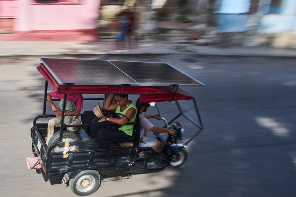 Fără benzină și fără curent, cubanezii și-au pus panouri solare pe tricicluri ca să nu rămână blocați 1084036
