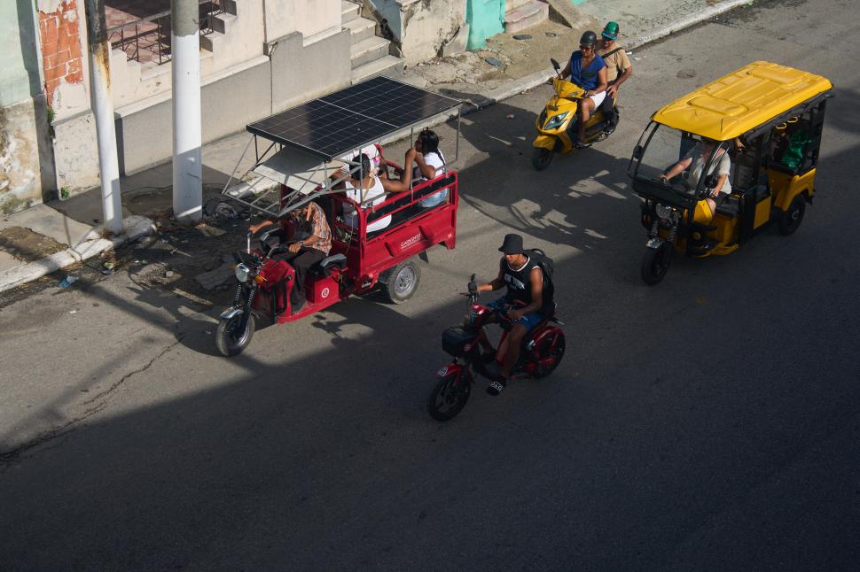Fără benzină și fără curent, cubanezii și-au pus panouri solare pe tricicluri ca să nu rămână blocați 1084037