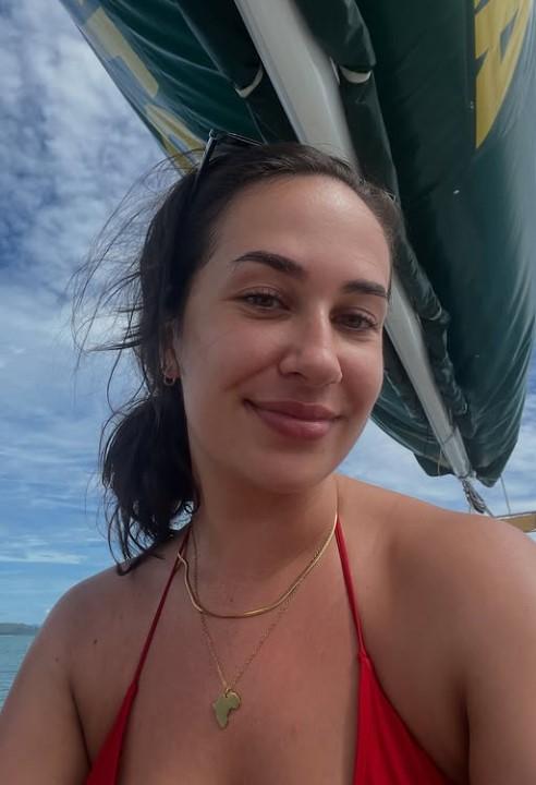 O tânără a decis să-și vândă la second-hand toate hainele și a adunat suficienți bani pentru o vacanță de câteva luni în jurul lumii 1083865