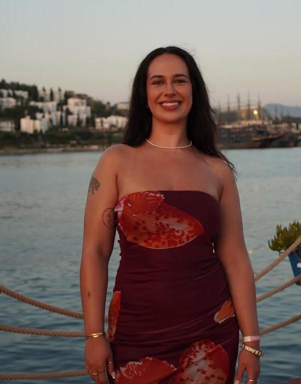 O tânără a decis să-și vândă la second-hand toate hainele și a adunat suficienți bani pentru o vacanță de câteva luni în jurul lumii 1083877