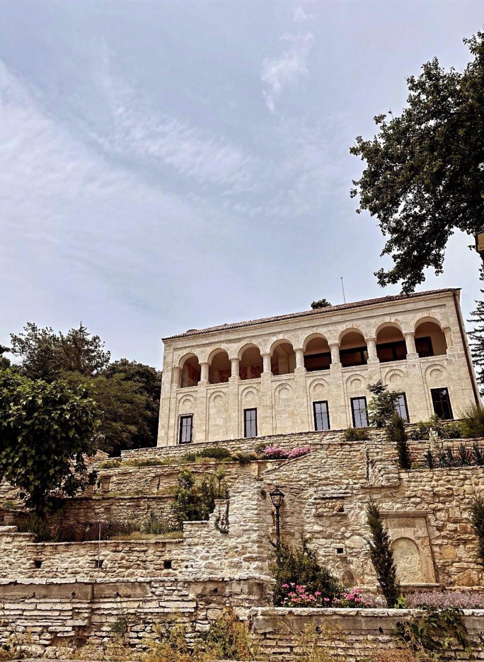 Vila Storck de pe faleza din Balcic, restaurată după decenii. Cei care o pozează nu știu: Vecinii Reginei Maria erau doi artiști români 1083936