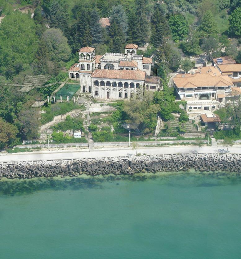 Vila Storck de pe faleza din Balcic, restaurată după decenii. Cei care o pozează nu știu: Vecinii Reginei Maria erau doi artiști români 1083947