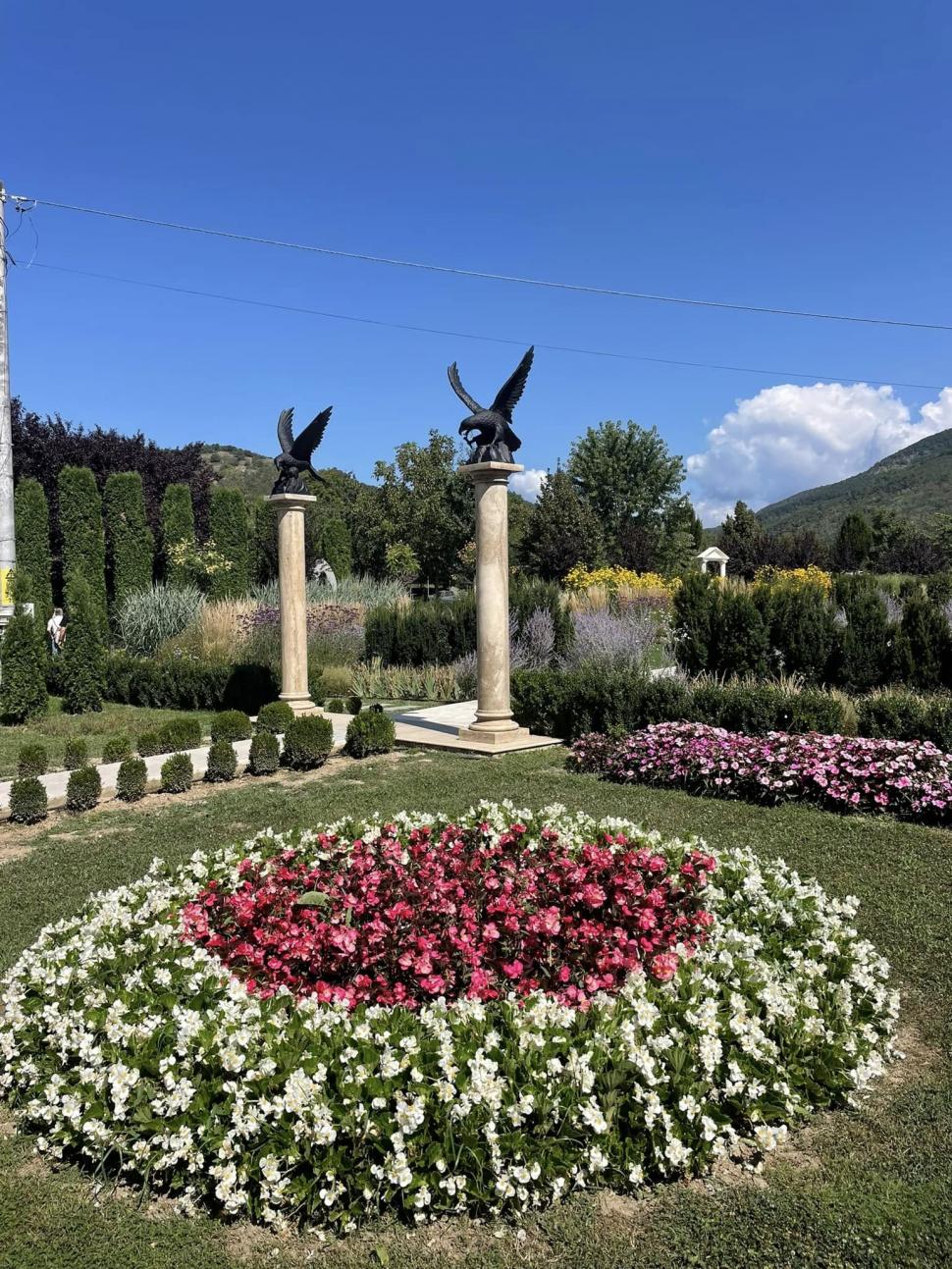 Un bunic italian a creat în România o grădină pentru nepoțeii lui, Zoe și Achille. Este unică în țară și a ajuns obiectiv turistic 1083811