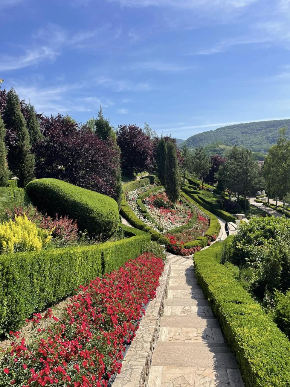 Un bunic italian a creat în România o grădină pentru nepoțeii lui, Zoe și Achille. Este unică în țară și a ajuns obiectiv turistic 1083814