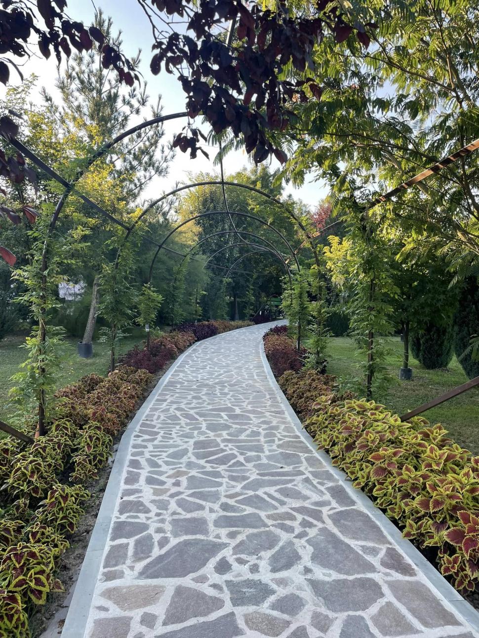 Un bunic italian a creat în România o grădină pentru nepoțeii lui, Zoe și Achille. Este unică în țară și a ajuns obiectiv turistic 1083818