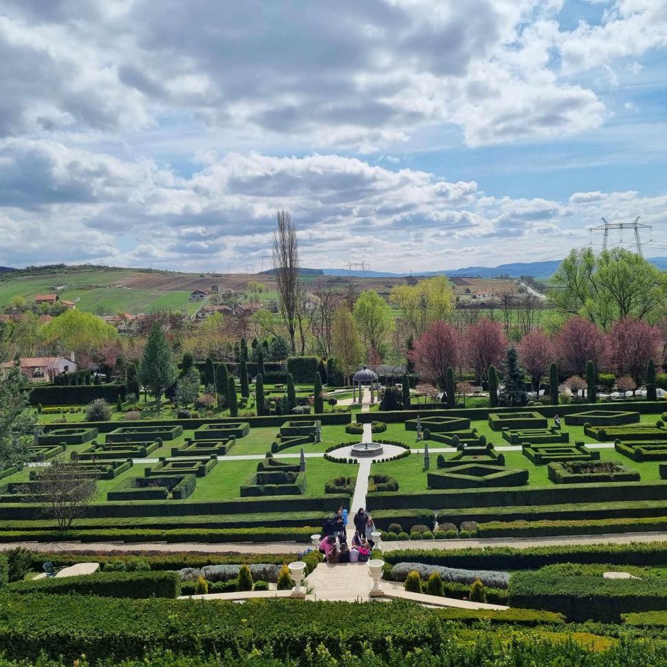 Un bunic italian a creat în România o grădină pentru nepoțeii lui, Zoe și Achille. Este unică în țară și a ajuns obiectiv turistic 1083822