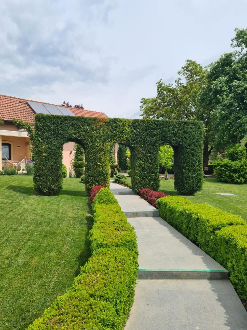 Un bunic italian a creat în România o grădină pentru nepoțeii lui, Zoe și Achille. Este unică în țară și a ajuns obiectiv turistic 1083824