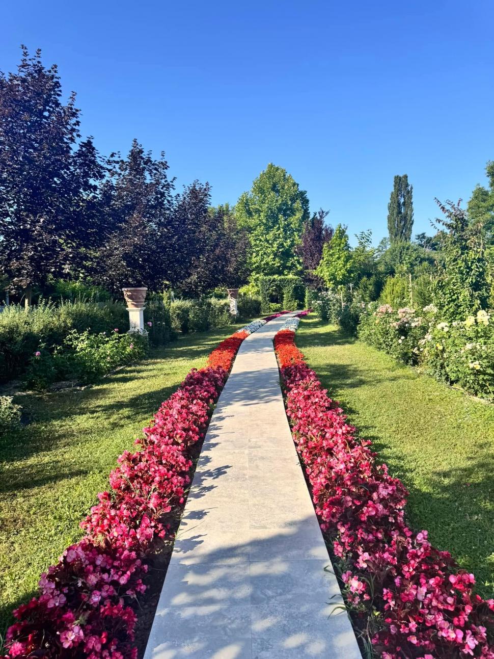 Un bunic italian a creat în România o grădină pentru nepoțeii lui, Zoe și Achille. Este unică în țară și a ajuns obiectiv turistic 1083826