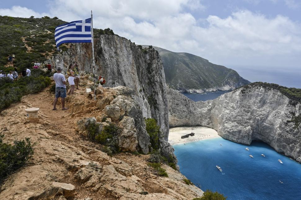 Cea mai fotografiată plajă din Grecia va fi închisă în 2026. Navagio va fi extinsă cu 30 de metri pentru a salva celebra epavă 1084441