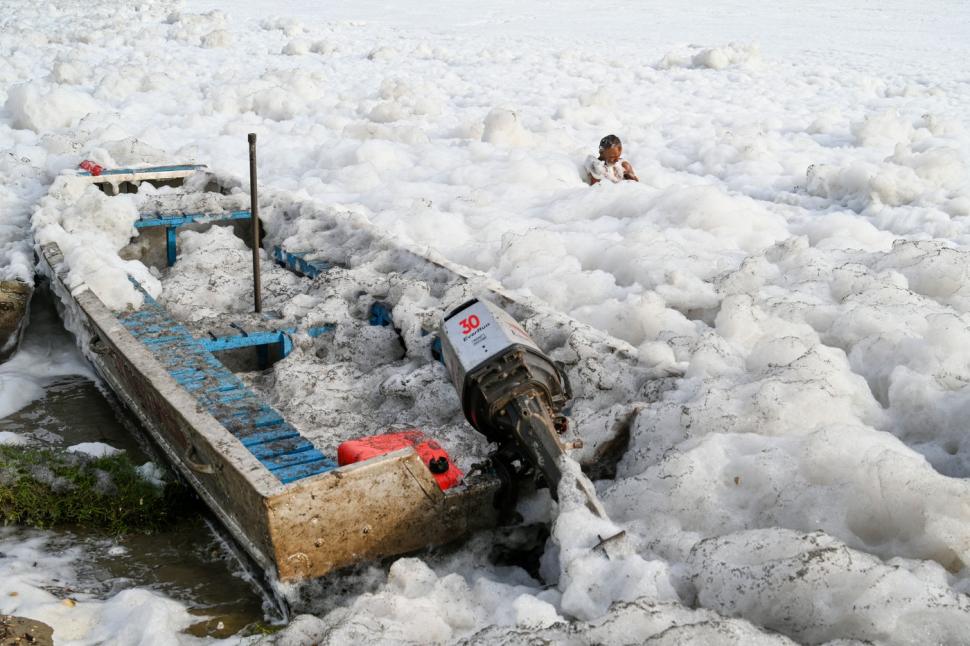 La prima vedere, seamănă cu bucăți de gheață plutitoare. În realitate, este o mare de spumă toxică 1084352