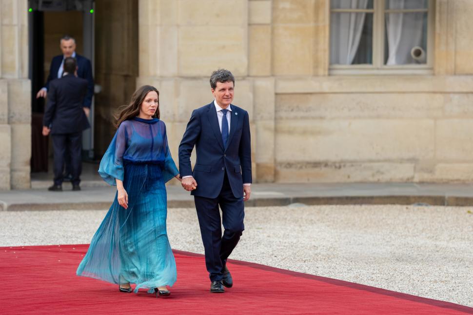 Imagini cu Mirabela Grădinaru și Nicușor Dan pe covorul roșu, înainte de dineul de la Palatul Elysee 1084551
