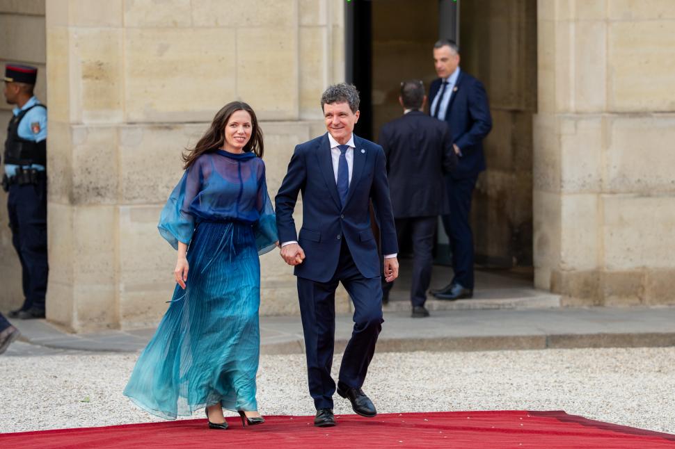 Imagini cu Mirabela Grădinaru și Nicușor Dan pe covorul roșu, înainte de dineul de la Palatul Elysee 1084553