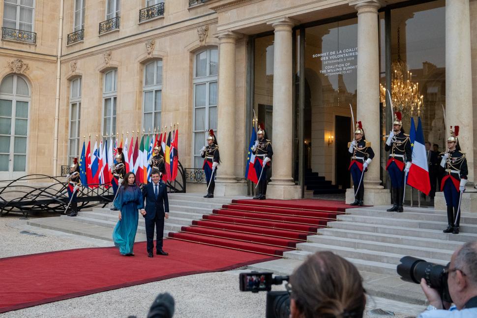 Imagini cu Mirabela Grădinaru și Nicușor Dan pe covorul roșu, înainte de dineul de la Palatul Elysee 1084554
