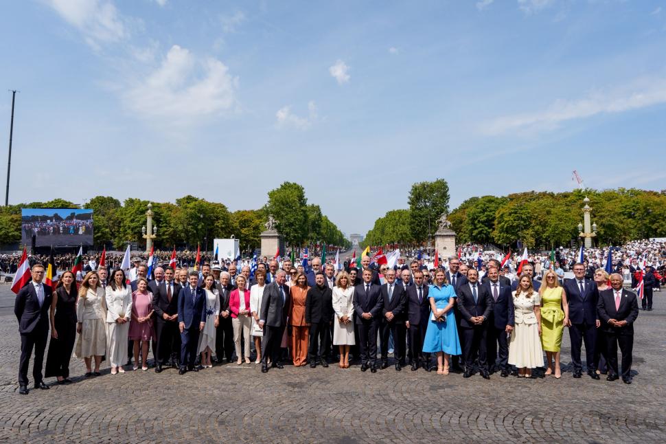 Imagini cu Nicușor Dan și Mirabela Grădinaru din tribuna oficială a paradei de la Paris. Prima Doamnă a stat lângă Ursula von der Leyen 1084757