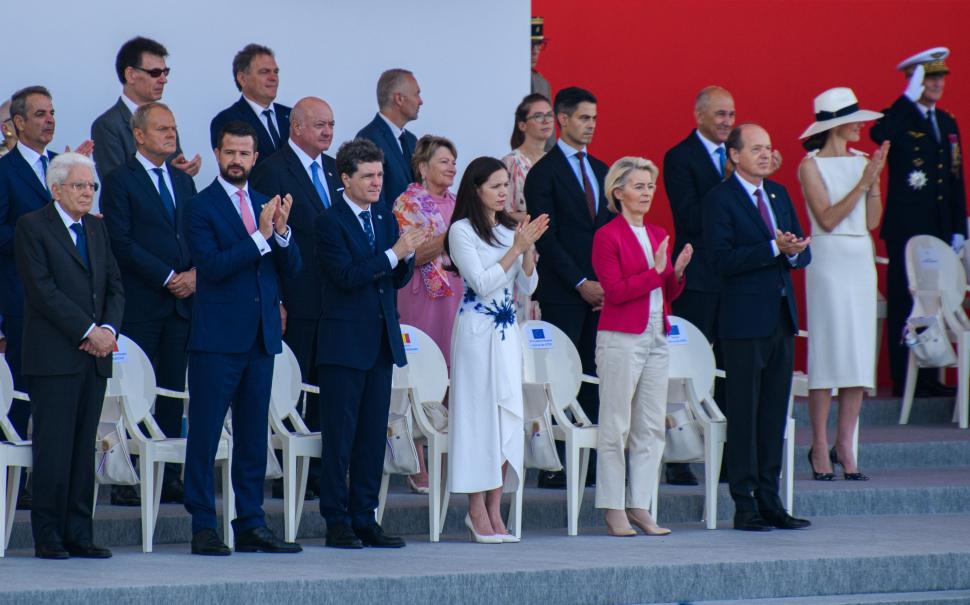 Imagini cu Nicușor Dan și Mirabela Grădinaru din tribuna oficială a paradei de la Paris. Prima Doamnă a stat lângă Ursula von der Leyen 1084758