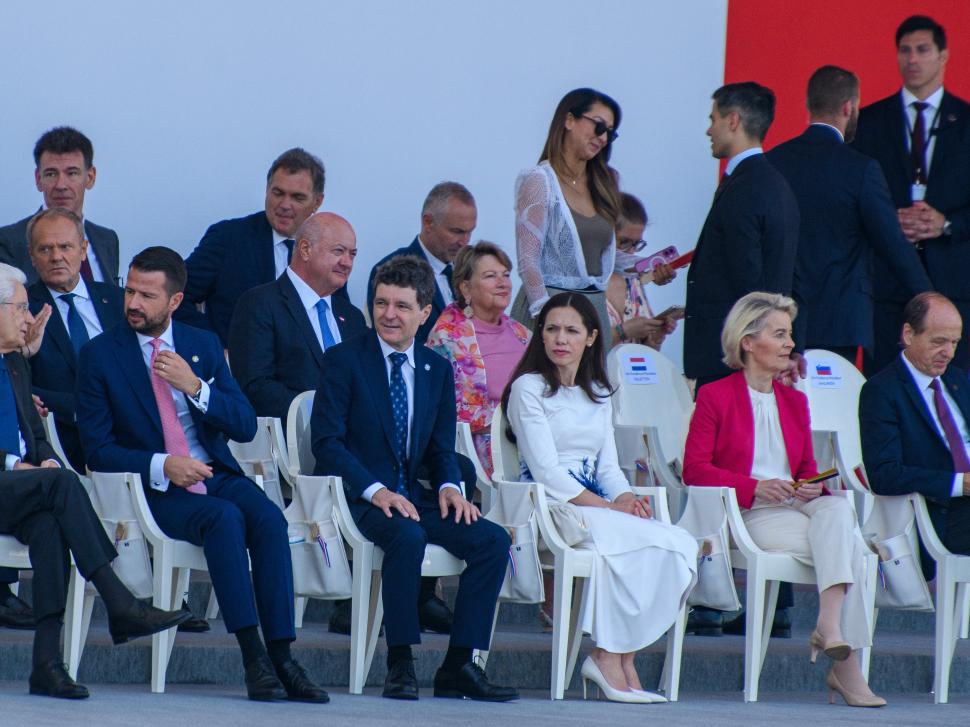 Imagini cu Nicușor Dan și Mirabela Grădinaru din tribuna oficială a paradei de la Paris. Prima Doamnă a stat lângă Ursula von der Leyen 1084761