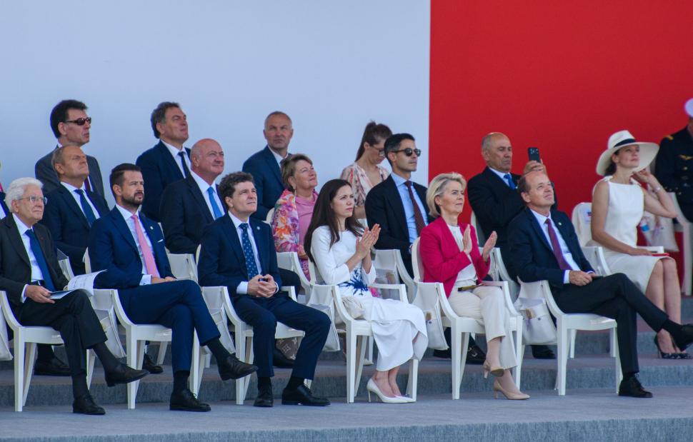 Imagini cu Nicușor Dan și Mirabela Grădinaru din tribuna oficială a paradei de la Paris. Prima Doamnă a stat lângă Ursula von der Leyen 1084762