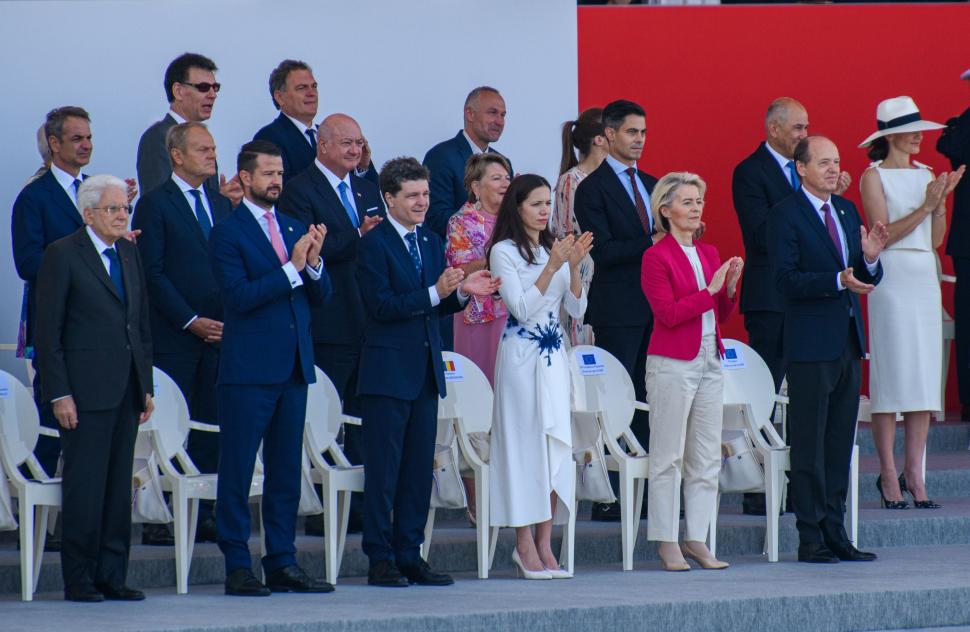 Imagini cu Nicușor Dan și Mirabela Grădinaru din tribuna oficială a paradei de la Paris. Prima Doamnă a stat lângă Ursula von der Leyen 1084763
