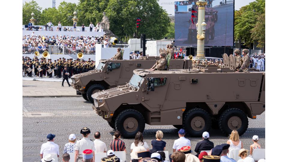 Imagini cu Nicușor Dan și Mirabela Grădinaru din tribuna oficială a paradei de la Paris. Prima Doamnă a stat lângă Ursula von der Leyen 1084770