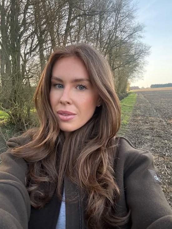 O influenceriță a cumpărat sute de haine de pe un site chinezesc și le-a revândut cu etichete false de Dior și Louis Vuitton 1084740