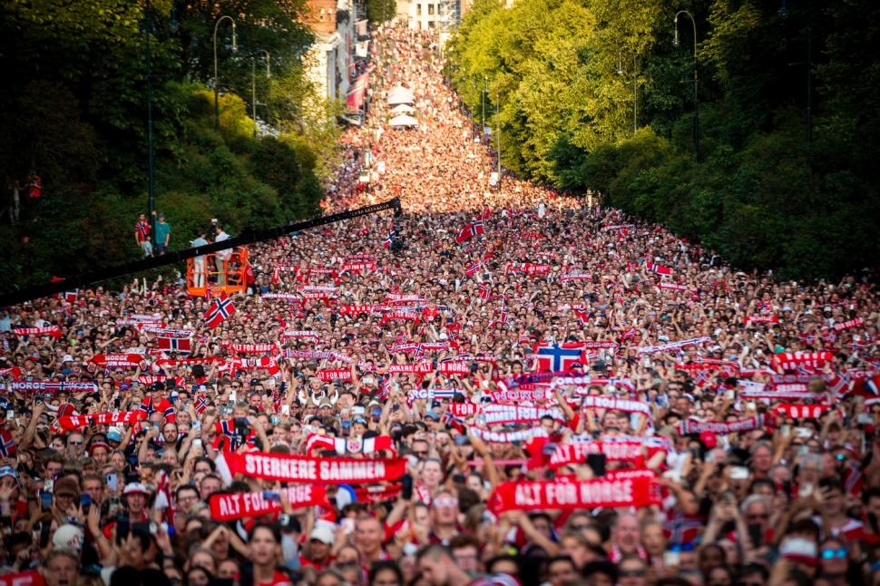 Peste 100.000 de oameni au sărbătorit naționala Norvegiei. Momentul în care jucătorii "au vâslit" împreună cu suporterii 1084546