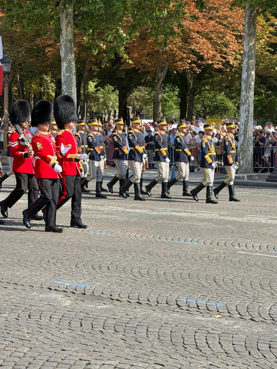 Imagini cu militarii români care participă la impresionanta paradă de pe Champs-Élysées, în semn de unitate pentru Ucraina 1084602