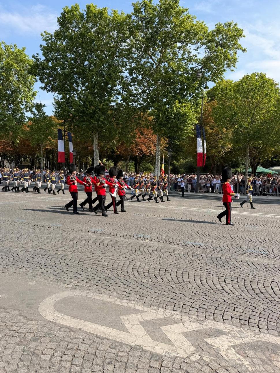 Imagini cu militarii români care participă la impresionanta paradă de pe Champs-Élysées, în semn de unitate pentru Ucraina 1084604