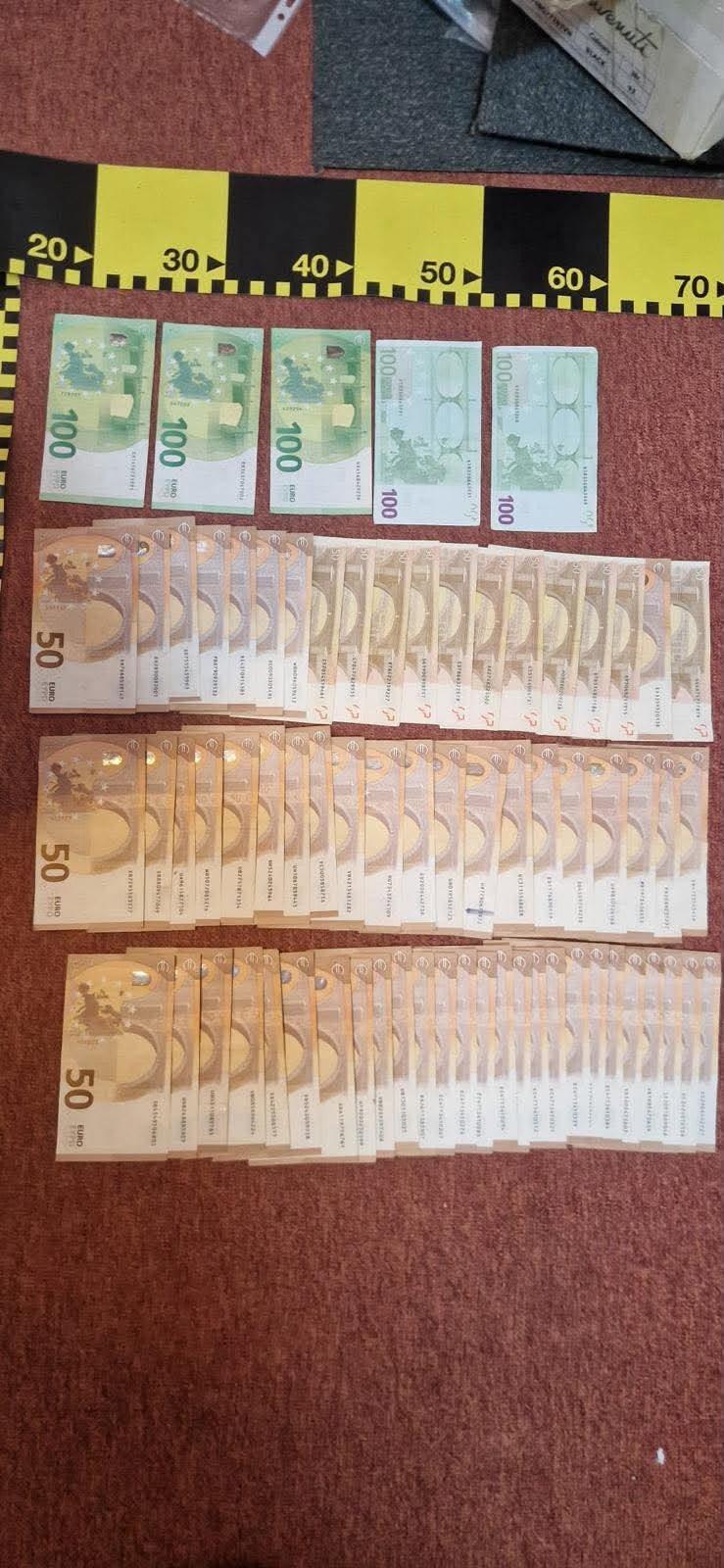 Afacerea pensiilor fictive. Peste 160 de ștampile pentru documente false și teancuri de bani găsite la un fost angajat ITM 1085008