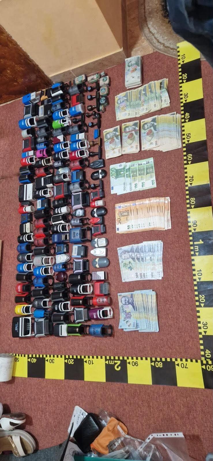 Afacerea pensiilor fictive. Peste 160 de ștampile pentru documente false și teancuri de bani găsite la un fost angajat ITM 1085011