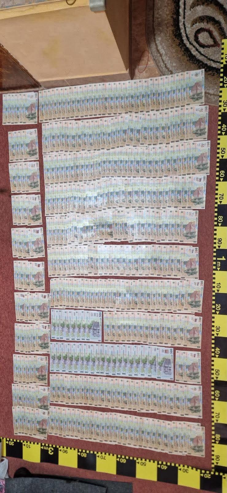Afacerea pensiilor fictive. Peste 160 de ștampile pentru documente false și teancuri de bani găsite la un fost angajat ITM 1085012