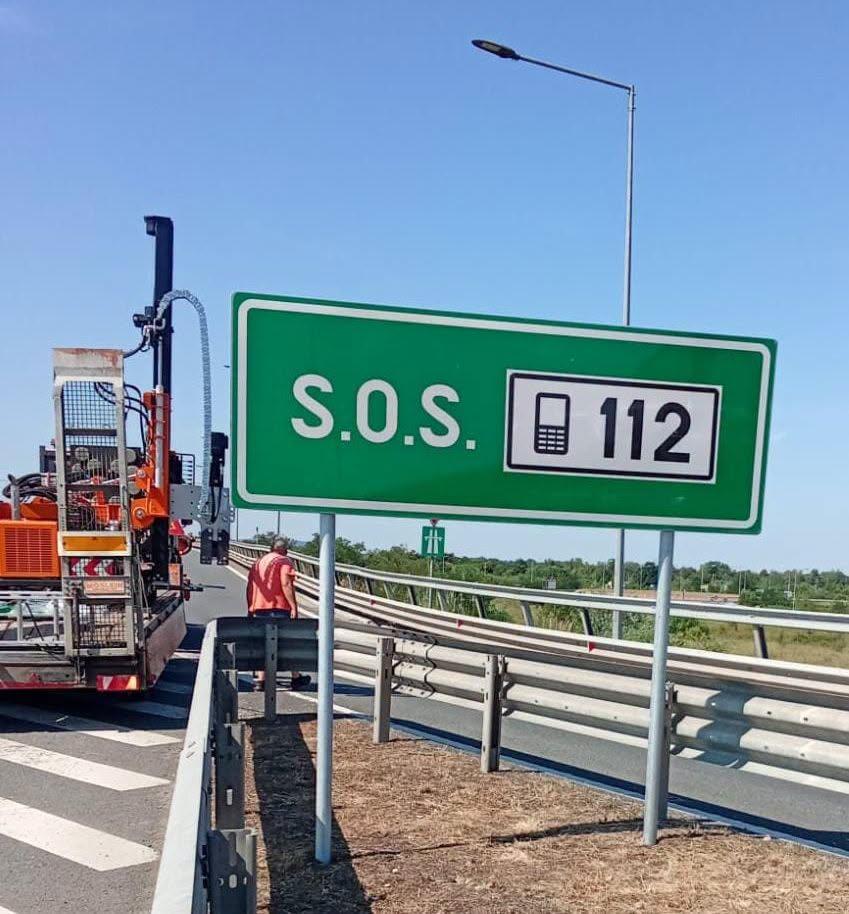 Noi panouri montate pe A1, care le transmit şoferilor să apeleze 112 de pe telefonul lor dacă au o urgenţă. "Vechile telefoane, scoase" 1084834