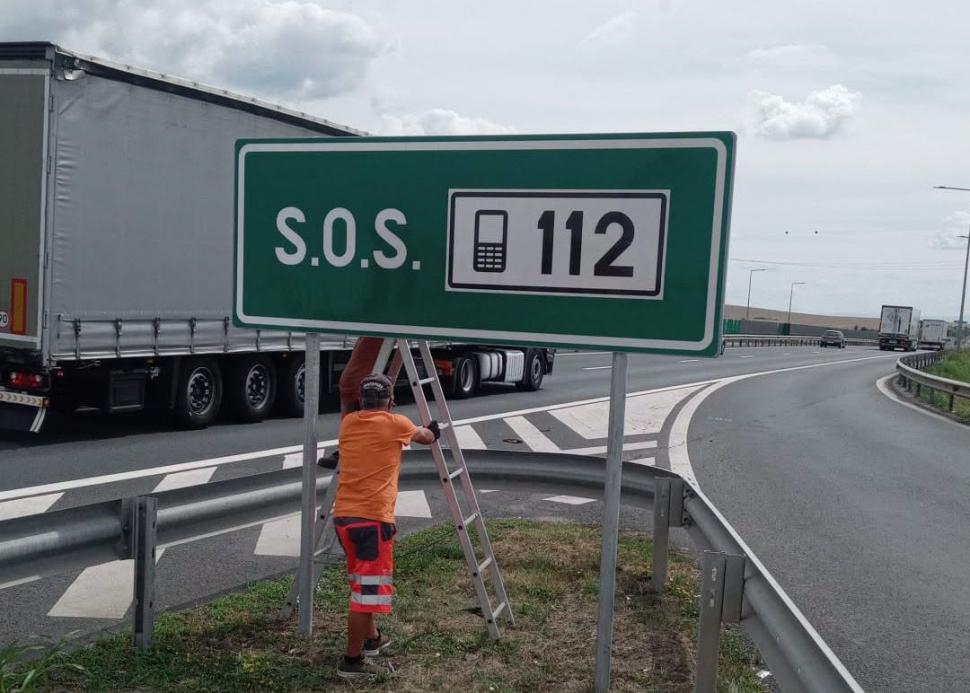 Noi panouri montate pe A1, care le transmit şoferilor să apeleze 112 de pe telefonul lor dacă au o urgenţă. "Vechile telefoane, scoase" 1084835