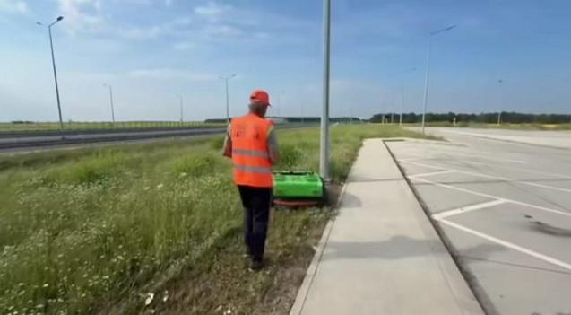Imagini cu roboții telecomandați care vor cosi iarba pe marginea Drumului Expres Craiova–Pitești. CNAIR: Lucrările vor fi mai rapide 1085154