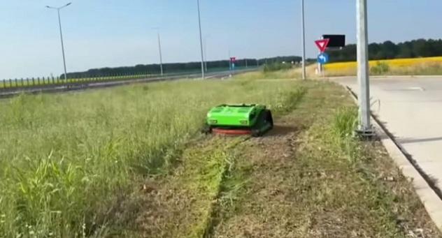 Imagini cu roboții telecomandați care vor cosi iarba pe marginea Drumului Expres Craiova–Pitești. CNAIR: Lucrările vor fi mai rapide 1085155