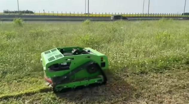 Imagini cu roboții telecomandați care vor cosi iarba pe marginea Drumului Expres Craiova–Pitești. CNAIR: Lucrările vor fi mai rapide 1085156