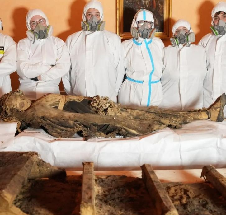Mumia unei tinere nobile care a trăit în secolul al XIX-lea a fost descoperită într-o biserică din Italia 1081472