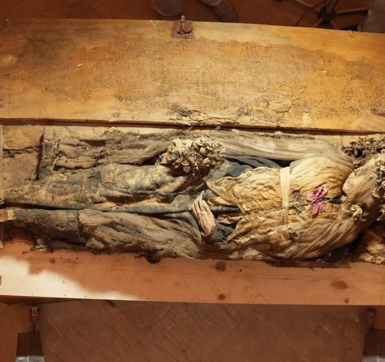 Mumia unei tinere nobile care a trăit în secolul al XIX-lea a fost descoperită într-o biserică din Italia 1081474