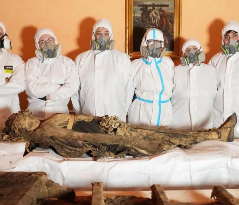 Mumia unei tinere nobile care a trăit în secolul al XIX-lea a fost descoperită într-o biserică din Italia 1081475